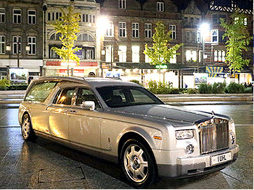 В Британии появился первый в мире катафалк Rolls-Royce Phantom - ФОТО