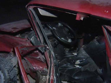ДТП в Баку: водитель сбежал, оставив двух раненых пассажиров - ФОТО