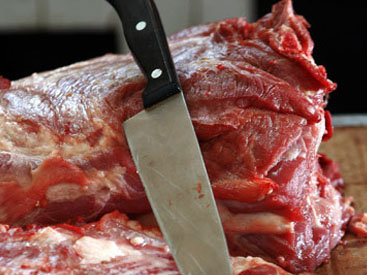 Таинственный мясник развозит по Баку опасное мясо