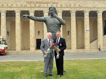 Ветераны английского и немецкого футбола почтили память азербайджанского арбитра – ФОТО