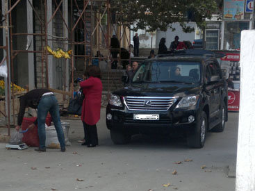 Lexus перекрыл вход в метро в Баку – ФОТО