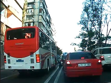 Шокирующее поведение водителя автобуса в Баку - ВИДЕО
