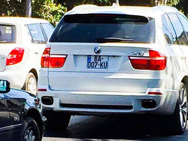 "BMW X-5"in nömrəsində "Bakı" sözü - FOTO