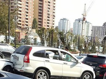 Женщины-водители устроили цепную аварию в центре Баку - ФОТО