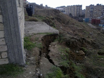 Жительница Баку чуть не лишилась дома из-за оползня