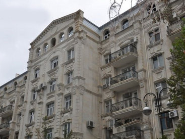 Неизвестный богач строит в Баку частный лифт - ФОТО