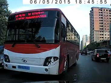 Житель Баку наказал наглого водителя автобуса - ВИДЕО