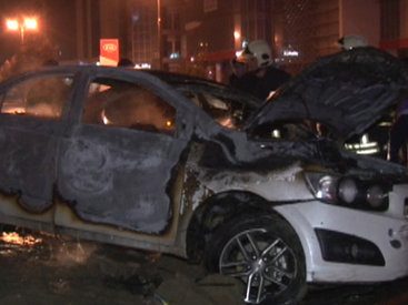 Странное ДТП в Баку: водитель поджег свой Chevrolet после аварии - ФОТО