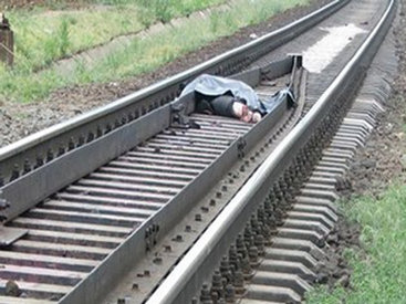 Чудом спаслись: поезд протаранил автомобиль, мать с дочерьми выжила