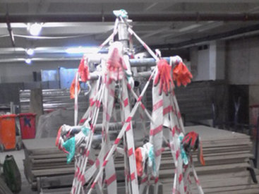 Рабочие столичной стройки проявили новогодний креатив - ФОТО