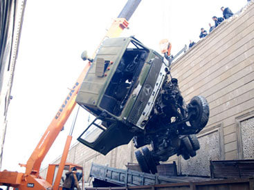 В Баку грузовой трейлер опрокинулся с моста на проезжие машины - ОБНОВЛЕНО - ФОТО