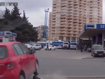 В Баку женщина-водитель жестоко обошлась со своим авто - ВИДЕО