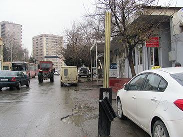 Светофор-калека на бакинской улице - ФОТО