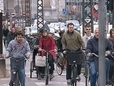 Немцы научили Европу парковать велосипеды "в воздухе"