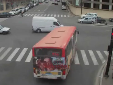 В столице автобус протаранил Mercedes - ВИДЕО