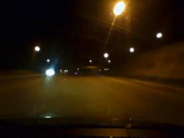 В Баку фонарный столб чуть не убил водителя - ВИДЕО