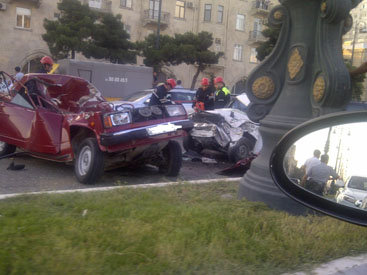 Тяжелое ДТП произошло на одном из центральных проспектов Баку - ОБНОВЛЕНО - ФОТО