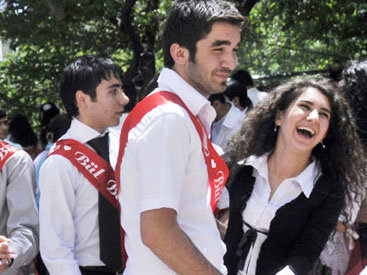 В Азербайджане сократилось число выпускников школ