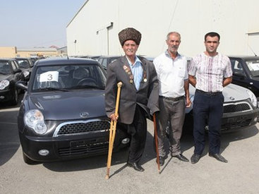 Азербайджанским инвалидам предоставлены автомобили - ФОТО