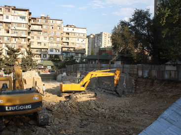 В Баку вырубили свыше 10 деревьев и снесли детскую площадку – ФОТО