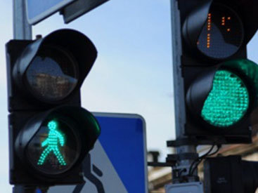 В Баку устанавливаются пешеходные светофоры