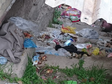 Странная история с мусором в подвале жилого дома в Баку – ФОТО