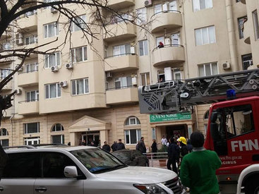 В Баку произошел пожар в 17-этажном здании - ФОТО