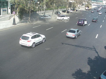 В центре Баку Range Rover врезался в такси – ВИДЕО
