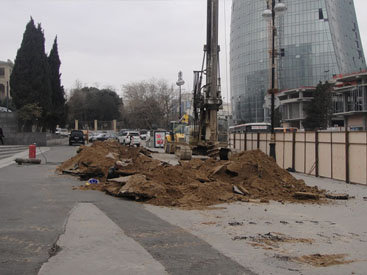 Что сооружают перед зданием Милли Меджлиса в Баку? - ФОТО