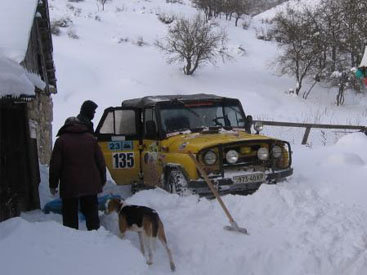 В Дашкесане "УАЗ" с двумя пассажирами оказался в снежном плену