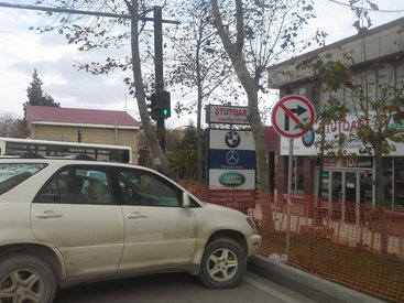 Новые запрещающие знаки вводят столичных водителей в заблуждение - ФОТО