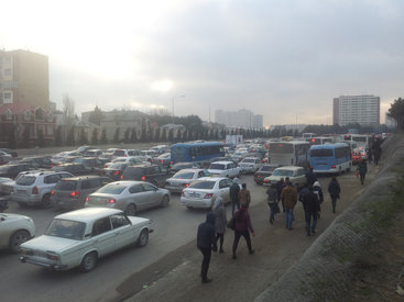 На трассе Баку-Сумгайыт образовалась невиданная пробка. Пешком на работу – ФОТО