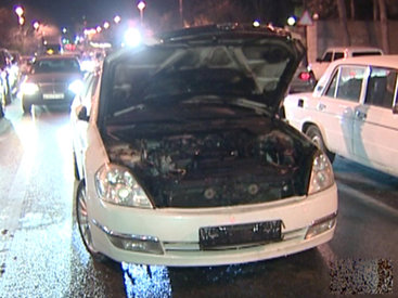 В Баку загорелся Nissan: водитель и пассажиры чудом выжили – ФОТО