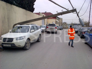 В Баку бетонный столб упал на иномарку - ФОТО