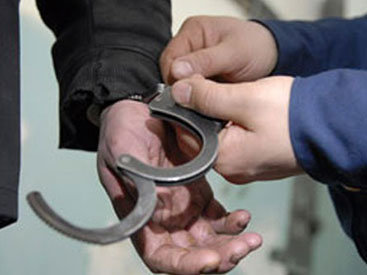 Задержанный в Баку водитель Nissan угрожал полицейским ножом - ВИДЕО