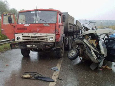 В Кюрдамирском районе "КаМаЗ" столкнулся с автомобилем "ВАЗ 2107"
