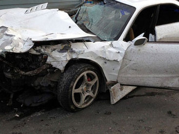 В Баку "Saipa" врезалась в препятствие: погиб пассажир