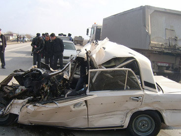 В Баку столкнулись ВАЗ и грузовик MAN: погибла женщина