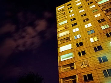 В Баку школьница чудом спаслась, упав с 8-го этажа