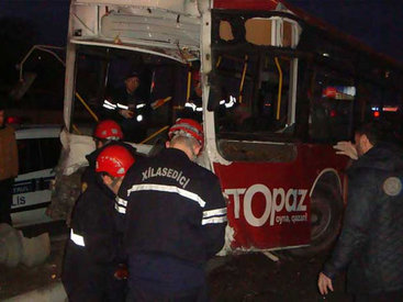 В Баку пассажирский автобус врезался в фонарные столбы - ОБНОВЛЕНО - ФОТО
