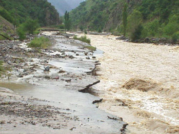 Наводнение в Огузе: затоплены дома, размыты дороги