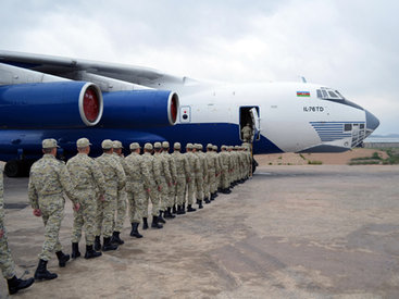 Азербайджанские военнослужащие высадятся в Москве - ФОТО