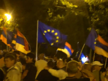 В центре Еревана растоптали флаг Евросоюза - ВИДЕО