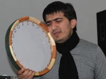 Азербайджанский певец спел дуэтом с темнокожим рэпером
