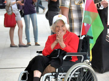102-летняя фанатка "Евровидения" очень полюбила Баку - ВИДЕО