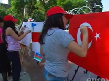 Молодые азербайджанские художники порадовали участников "Евровидения 2012" в Баку - ВИДЕО