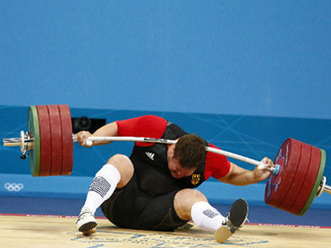 ШОК! На Олимпиаде 2012 немецкий тяжелоатлет уронил себе на голову 200-килограммовую штангу – ФОТО - ВИДЕО