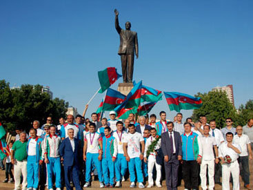 Азербайджанские олимпийцы посетили памятник Общенациональному лидеру Гейдару Алиеву - ОБНОВЛЕНО - ФОТО