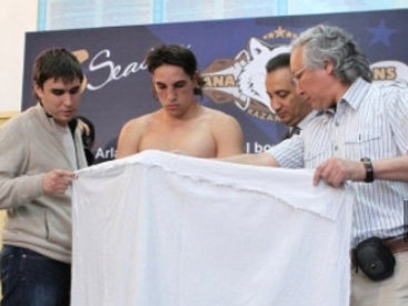 Аргентинский боксер снял трусы на церемонии взвешивания