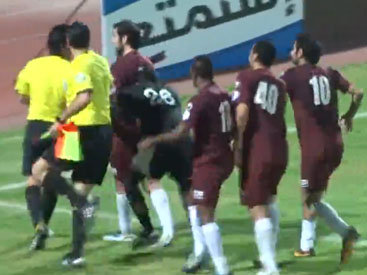 В Кувейте судья подрался с футболистами - ВИДЕО